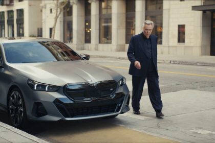 Christopher Walken marca la pauta en el anuncio de BMW y en la escala de la Super Bowl