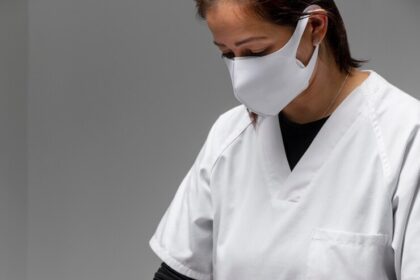 Mujer después de un tratamiento facial 23 2148906477