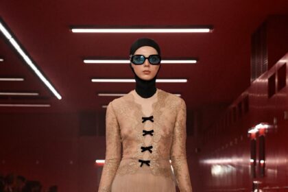 El último desfile de Valentino juega con la intimidad