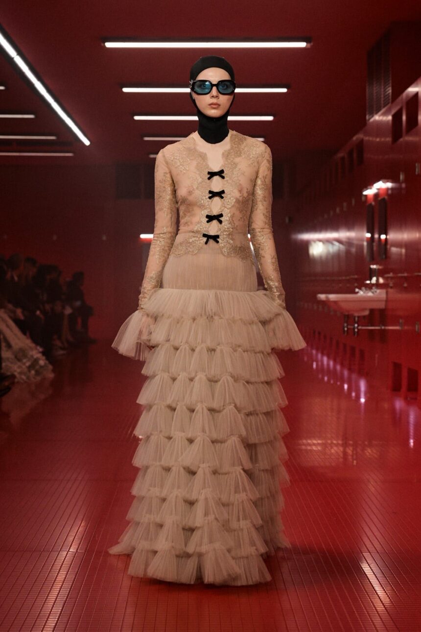 El último desfile de Valentino juega con la intimidad