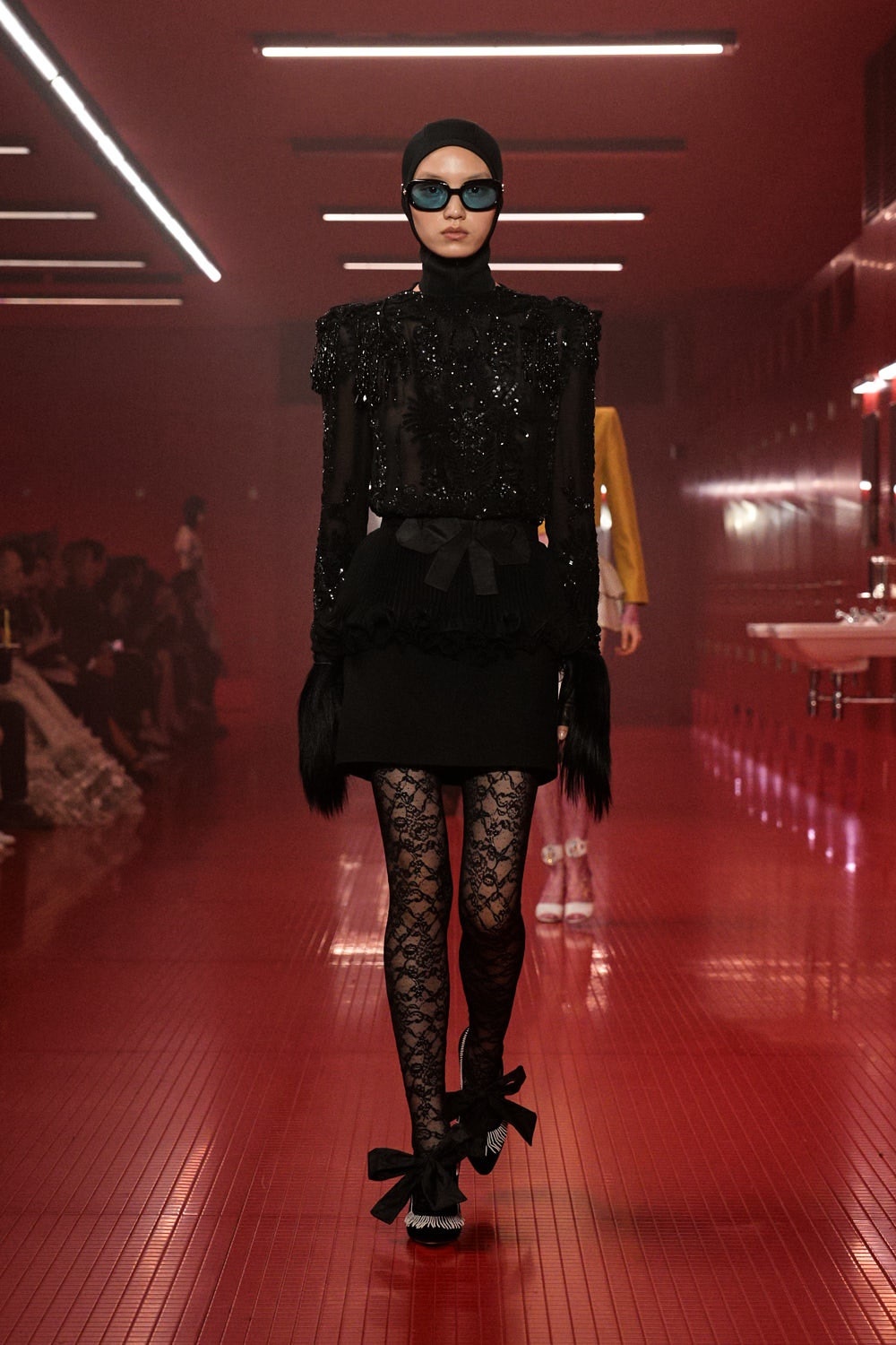 El último desfile de Valentino juega con la intimidad2