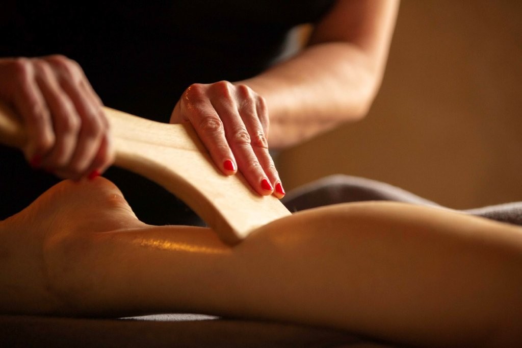 Sesi&oacute;n de maderoterapia en el spa hol&iacute;stico del Manor House Hotel