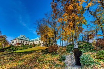 Palacio de Odrowąż en otoño