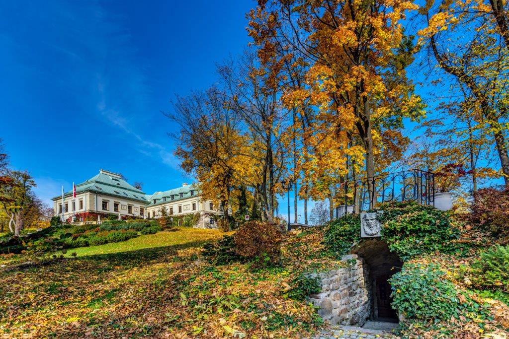 Palacio de Odrowąż en otoño