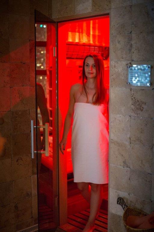 La sauna refuerza la inmunidad, mejora la circulación, alivia la tensión muscular, reduce el estrés, mejora el humor y el estado de la piel.