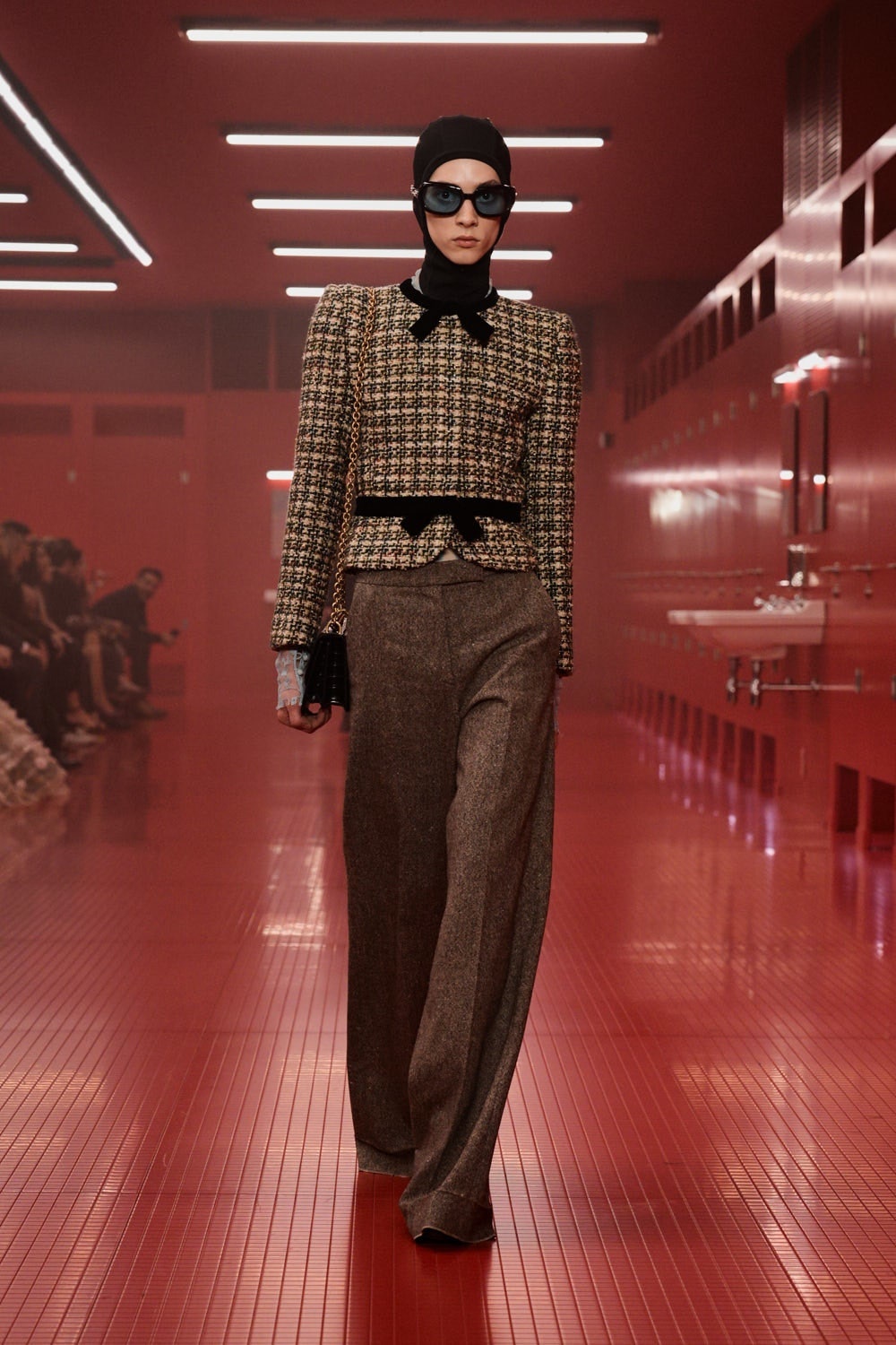 El último desfile de Valentino juega con la intimidad1