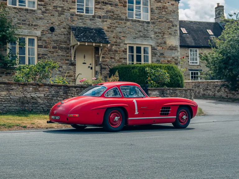 Mercedes rojo en subasta1