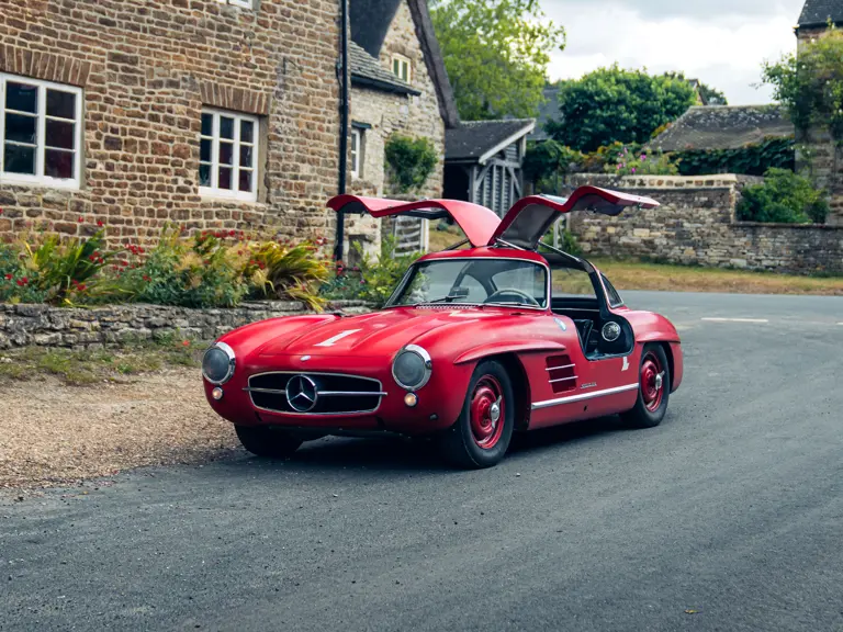 Mercedes rojo en subasta