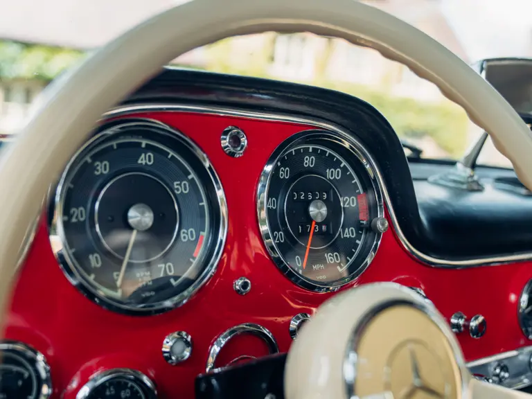 Mercedes rojo en Subasta2