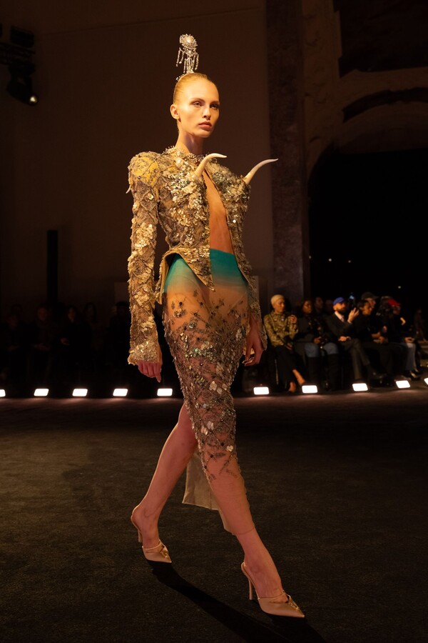 Schiaparelli Primavera 2026 Agon&iacute;a Y &Eacute;xtasis Haute Couture Como Arte Viva6