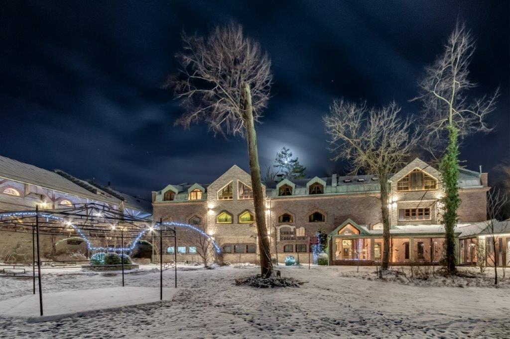 Manor House Termy Zamkowe por la Noche