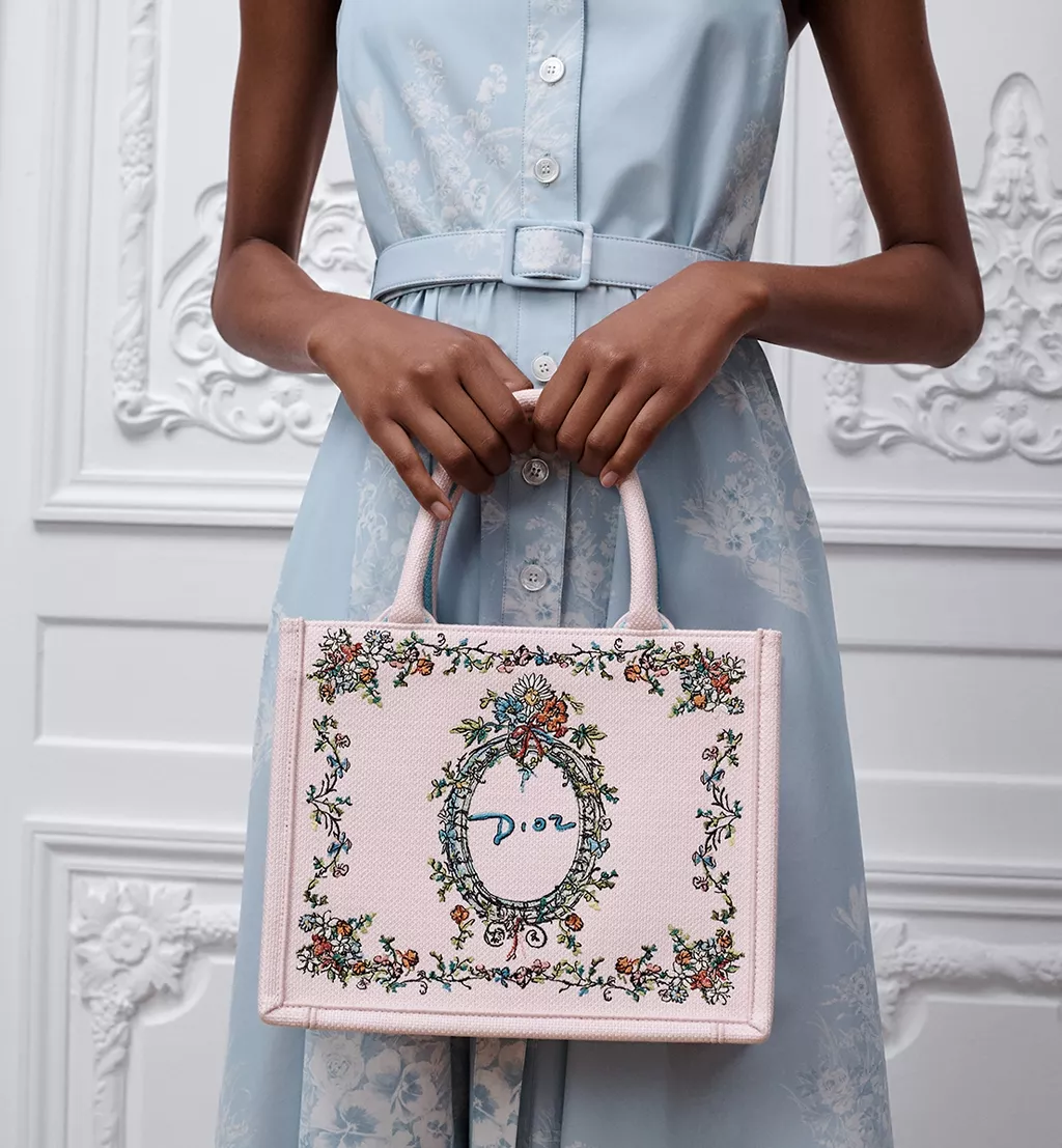 Dior Book Tote Cuando el Libro se Convierte en Moda11
