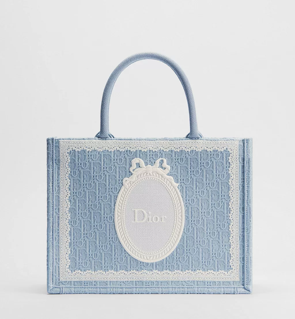Dior Book Tote Cuando el Libro se Convierte en Moda61