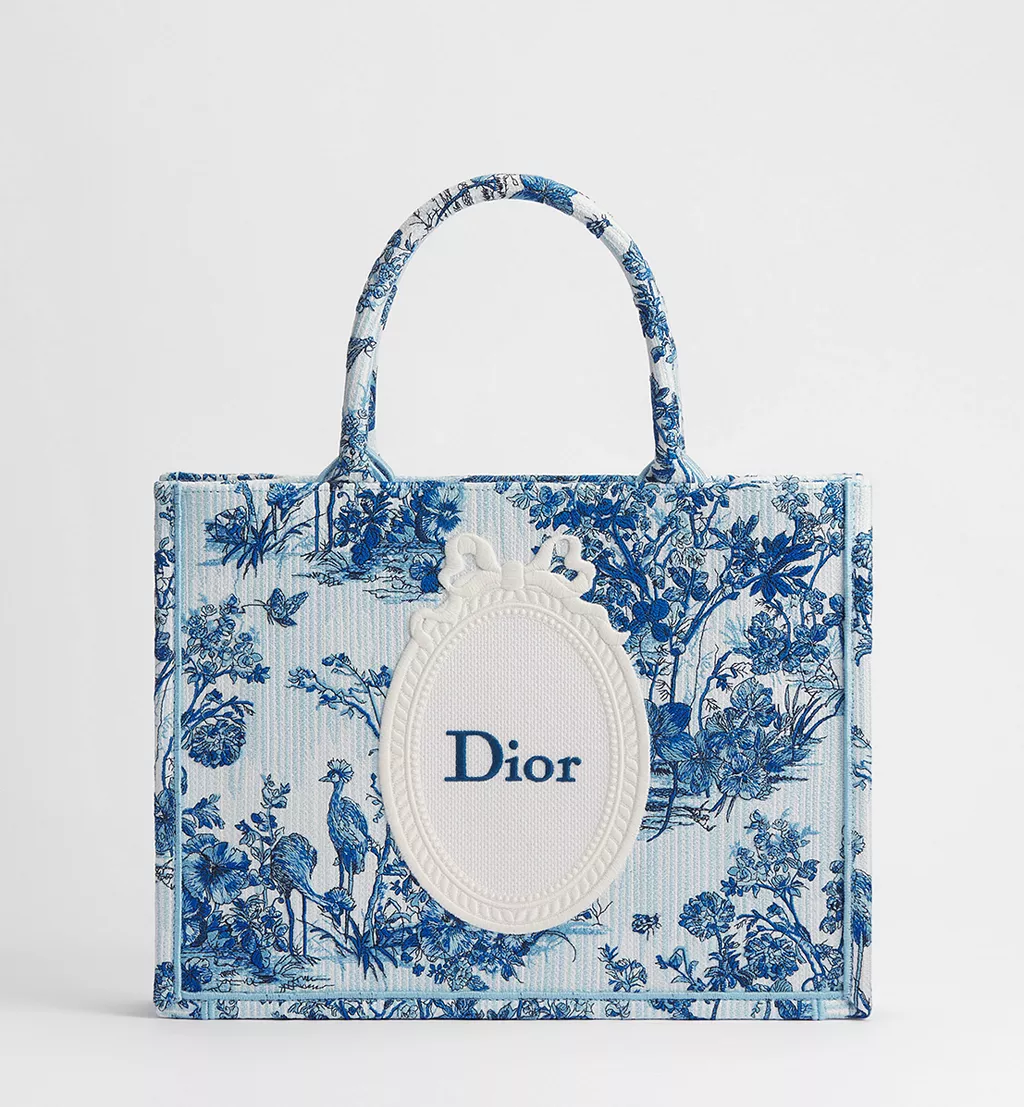 Dior Book Tote Cuando el Libro se Convierte en Moda65