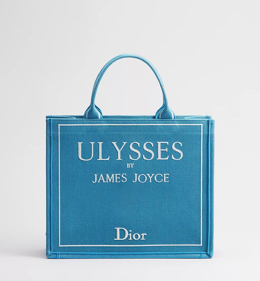 Dior Book Tote Cuando el Libro se Convierte en Moda8